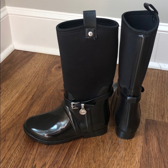 Michael Kors girls rain boots! Not worn size 2 blk - Picture 2 of 8